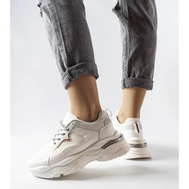 Tênis branco decorado com glitter da Beatrice 1