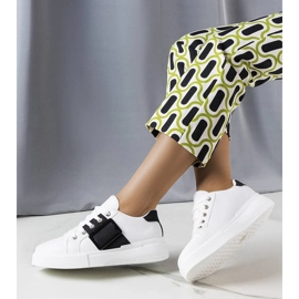 Tênis branco decorado com fivela Erin preta 1 Tênis branco decorado com fivela Erin preta 1