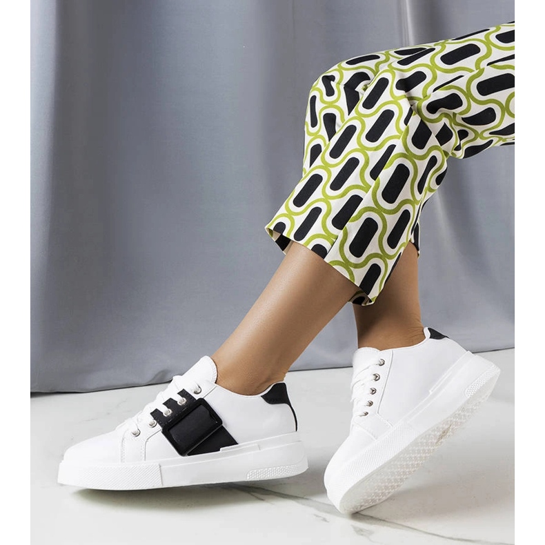 Tênis branco decorado com fivela Erin preta 1 Tênis branco decorado com fivela Erin preta 1