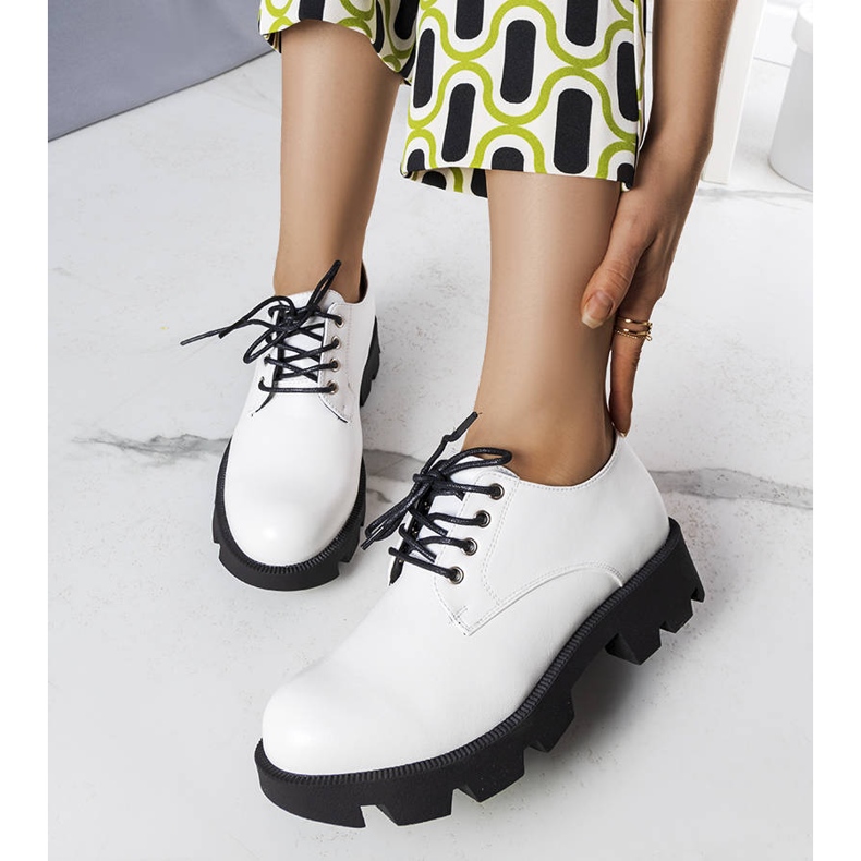 Sapatos brancos Josephine com sola maciça 1