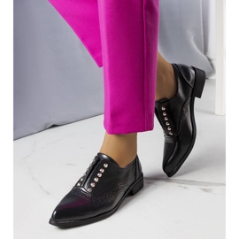 BM Brogues pretos vazados com tachas da Erin 1