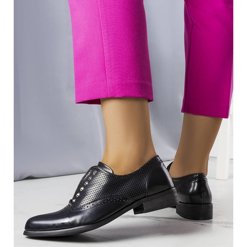 BM Brogues pretos vazados com tachas da Erin 2