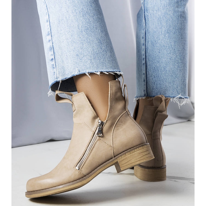 Botas Bege Com Recortes Pat 1