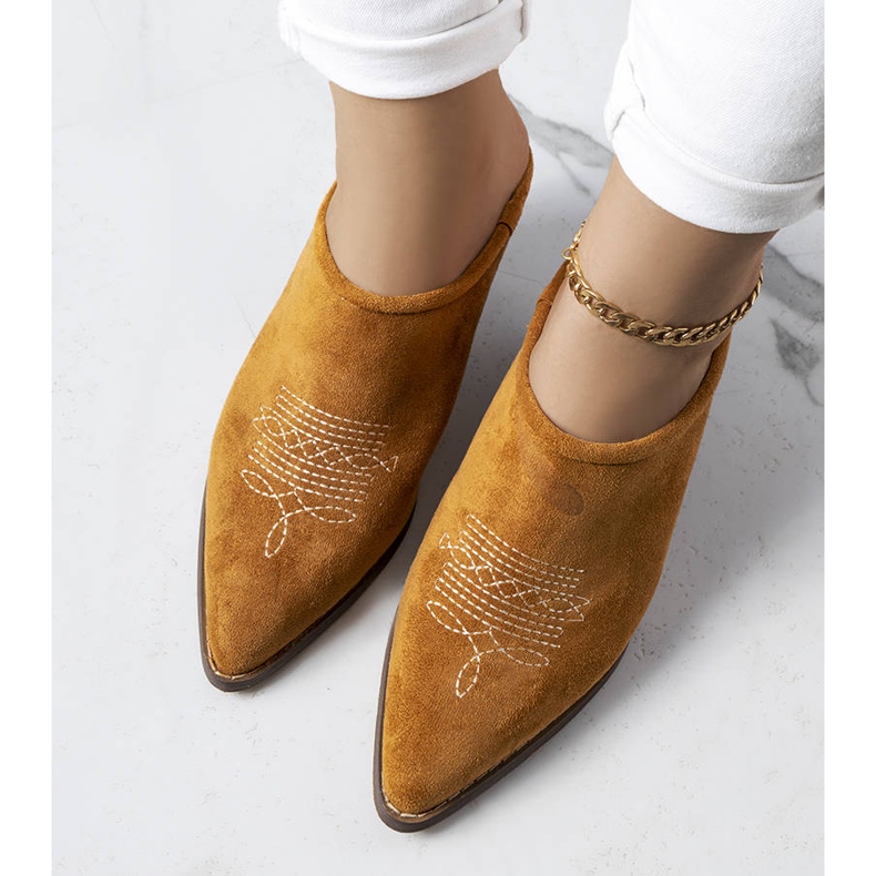 PA1 Chinelos marrons com frente embutida da Linda castanho 1