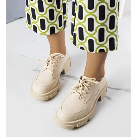 Sapatos bege com sola maciça da Kay 1
