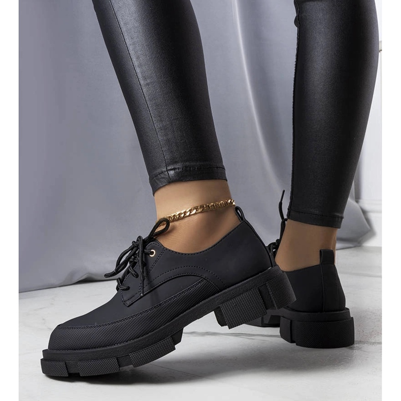 Sapatos pretos com sola maciça da Kay 1