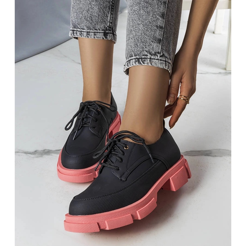 Sapatos pretos com sola maciça da Kay 1