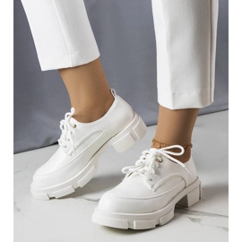 Sapatos brancos com sola maciça da Kay 1