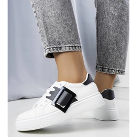 Tênis branco decorado com fivela Toni preta 1 Tênis branco decorado com fivela Toni preta 1