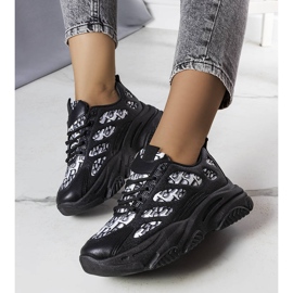 PA1 Tênis preto decorado com estampa Kara 1