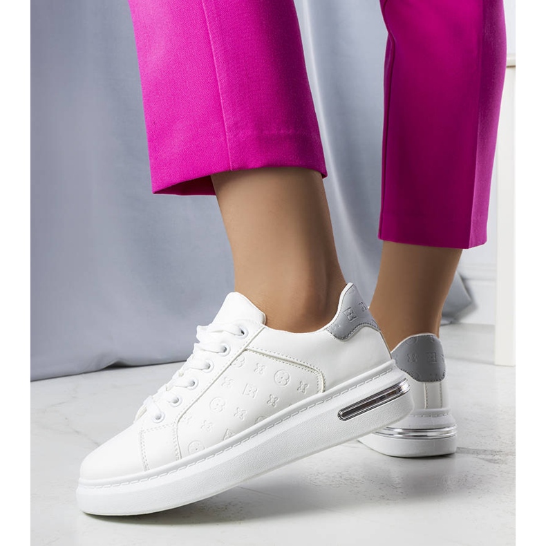 Tênis branco de solado alto Tasha 1