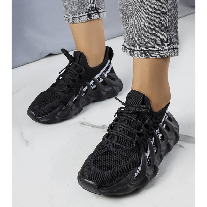 Tênis pretos em uma elegante sola Beth 1