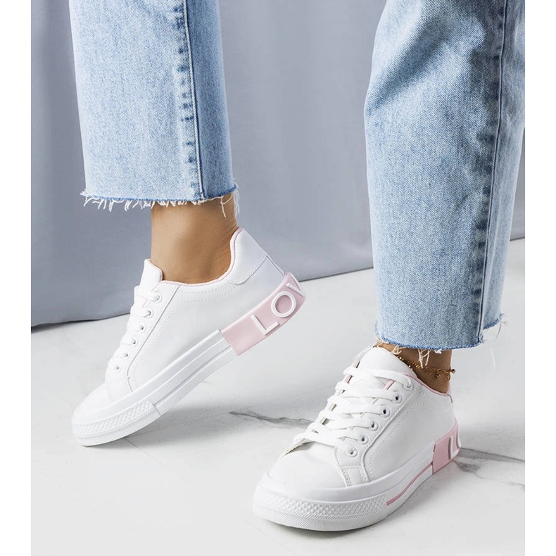 Tênis branco e rosa decorado com a inscrição Nora 1 Tênis branco e rosa decorado com a inscrição Nora 1