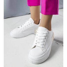 Tênis branco e bege decorado com a inscrição Nora 1