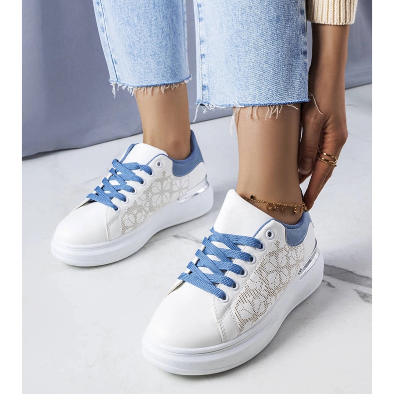 Sapatos brancos e azuis decorados com perfurações da Erin 1