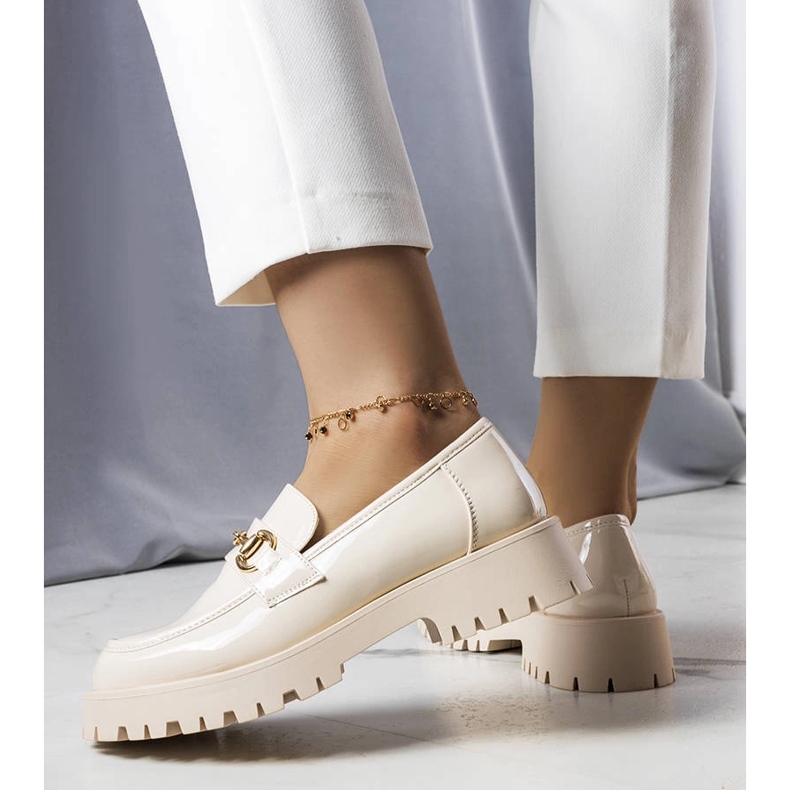 Sapatos lacados bege da Simard 1