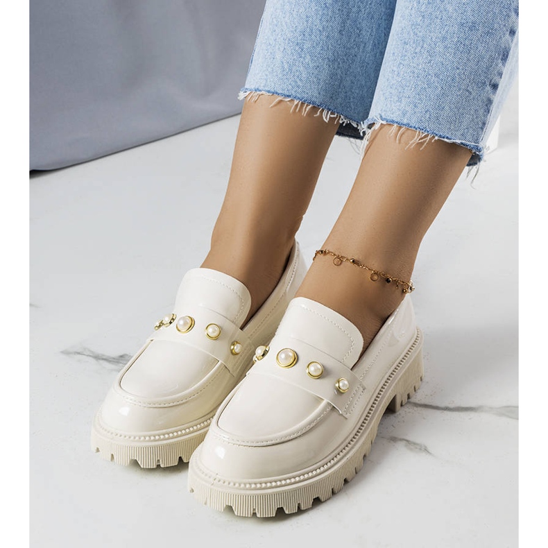 Sapatos lacados bege com pérolas Serlait 1