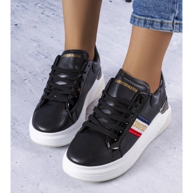 Sapatos pretos com inserções de patente da Annot 1