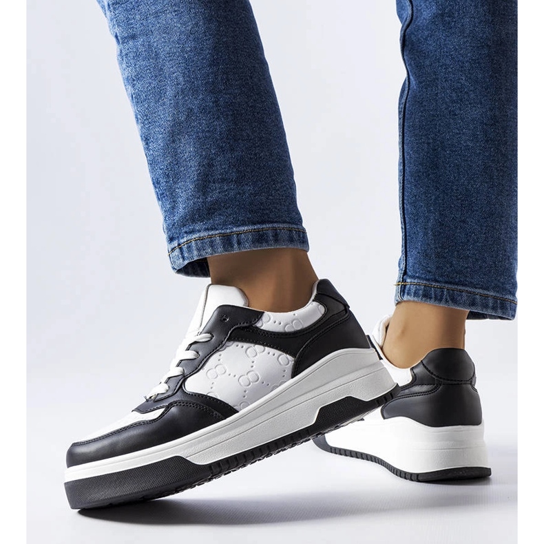 Tênis preto decorado com relevo Paré 1