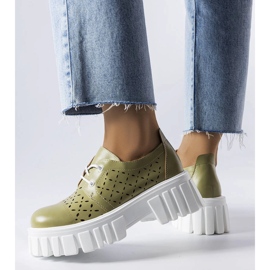 Sapatos maciços verdes vazados de Camus 1