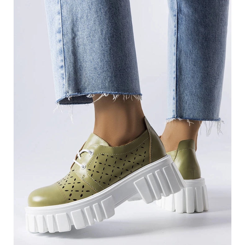 Sapatos maciços verdes vazados de Camus 1