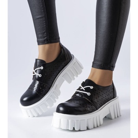 Sapatos maciços vazados pretos Camus 1