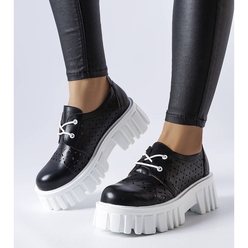 Sapatos maciços vazados pretos Camus 1