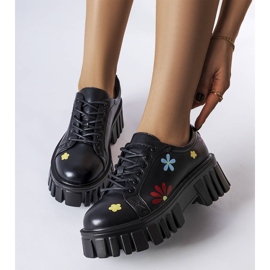 Brogues pretos decorados com flores de Gêmeos 1