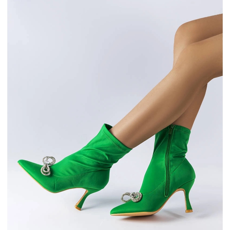 Botas verdes decoradas com um arco de zircônias de Marte 2