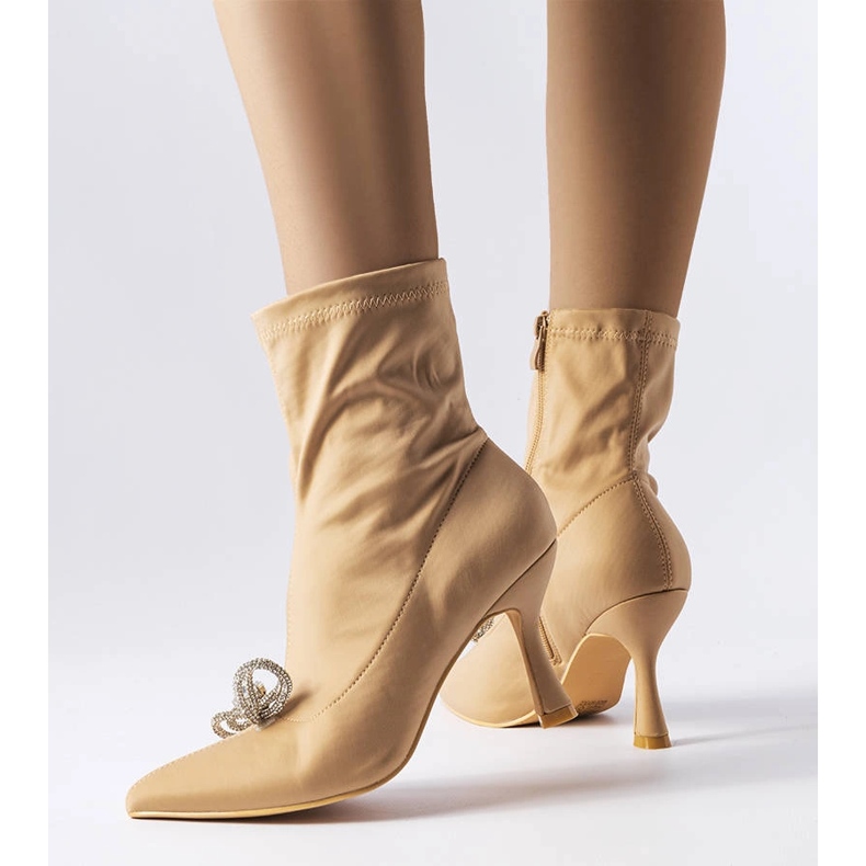 Botas bege decoradas com um arco de zircões de Marte 1 Botas bege decoradas com um arco de zircões de Marte 1