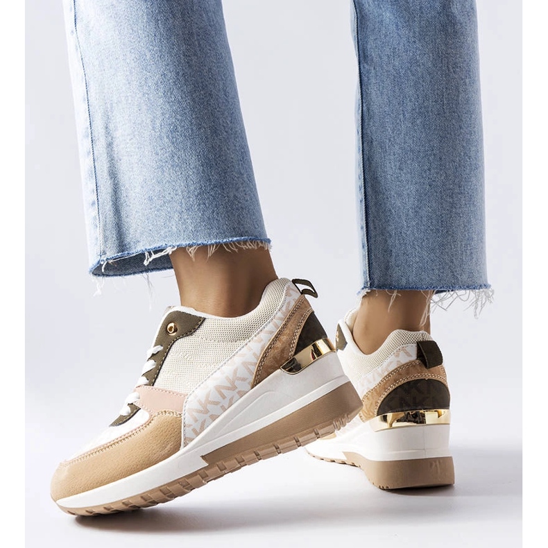 Tênis bege com apliques decorativos Mireault 1