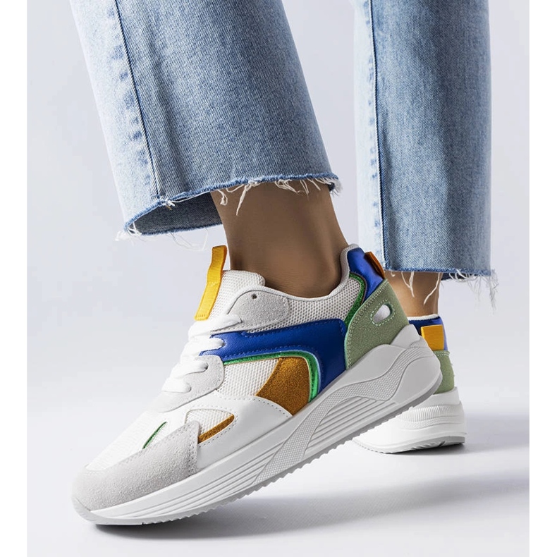 Tênis branco feito de materiais mistos da Riel 1