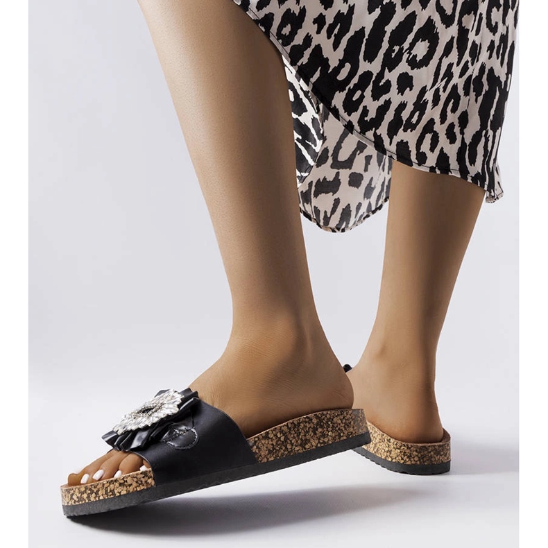 Chinelos pretos com sola de cortiça da Roy 1