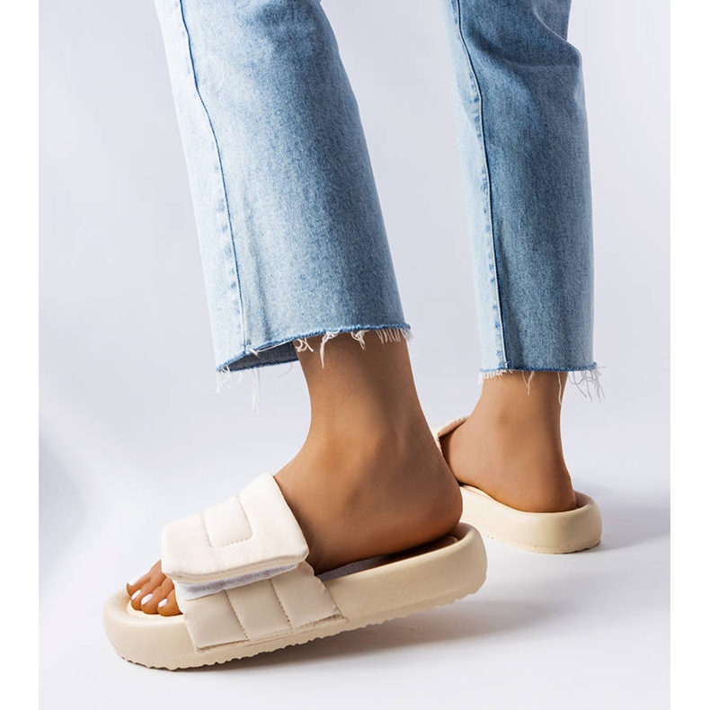 BM Chinelos bege com velcro da Aleron 1