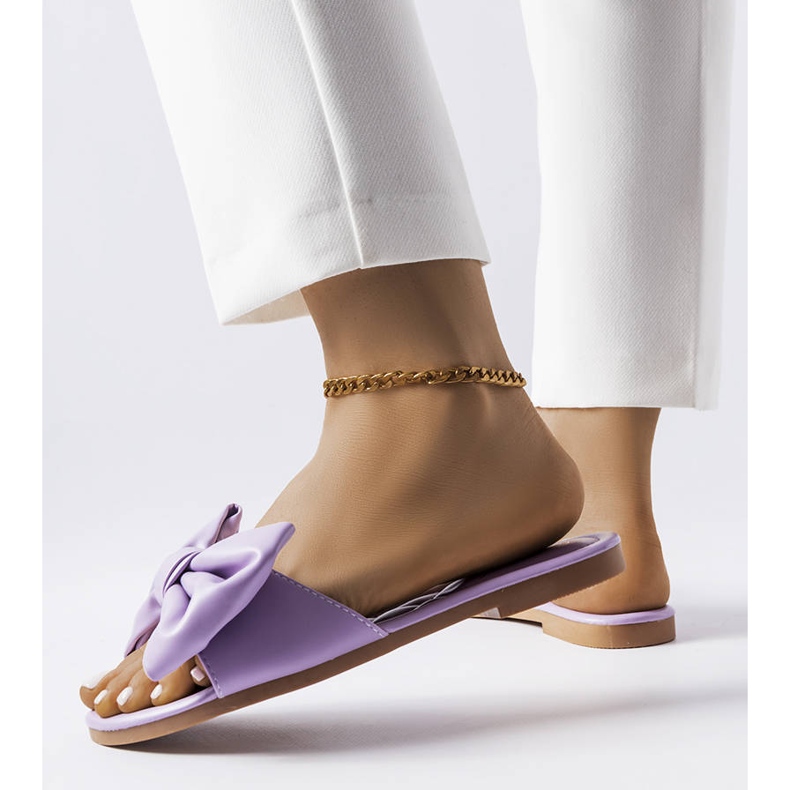 Chinelos roxos elegantes com laço da Garnier 1