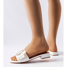 Chinelos elegantes brancos com strass da Fifi 1