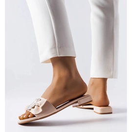 Chinelos bege elegantes com strass da Fifi 1