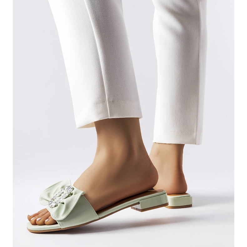 Chinelos elegantes verdes com strass da Fifi 1