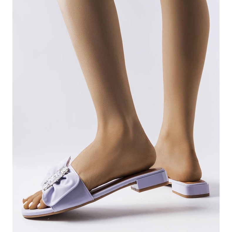 Chinelos roxos elegantes com strass da Fifi 1