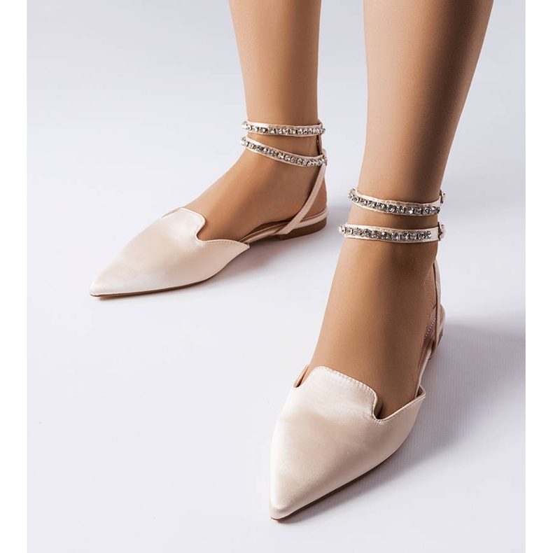 Sandália bege com acabamento acetinado Hewes 1 Sandália bege com acabamento acetinado Hewes 1