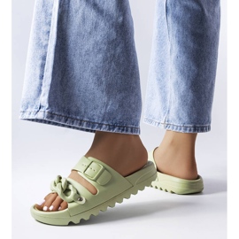 Chinelos de borracha verde 2 Chinelos de borracha verde 2