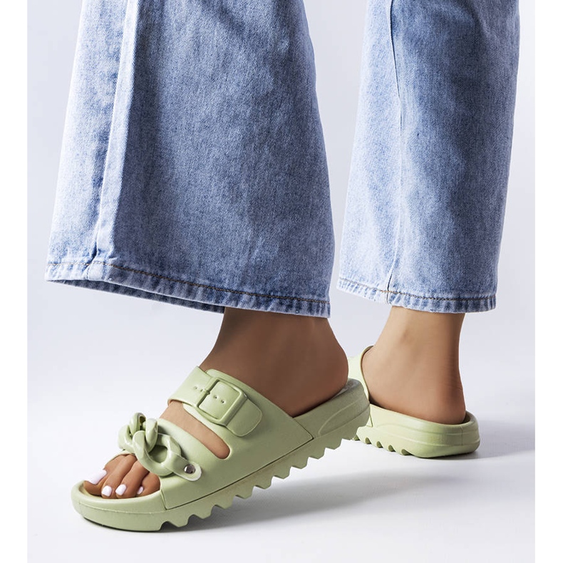 Chinelos de borracha verde 2 Chinelos de borracha verde 2