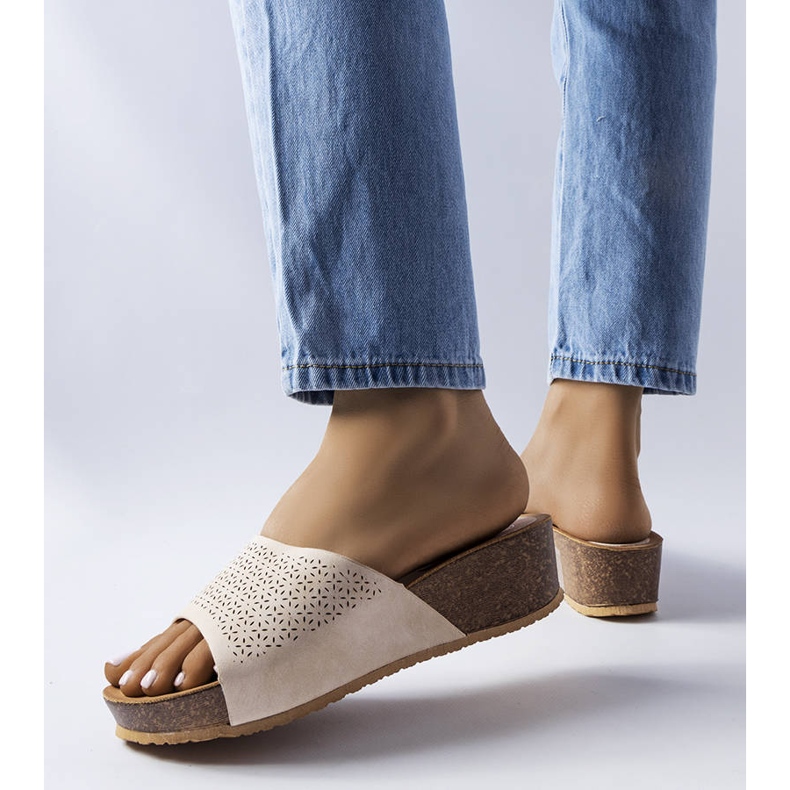 Sandália de cunha vazada bege, Bourque 1