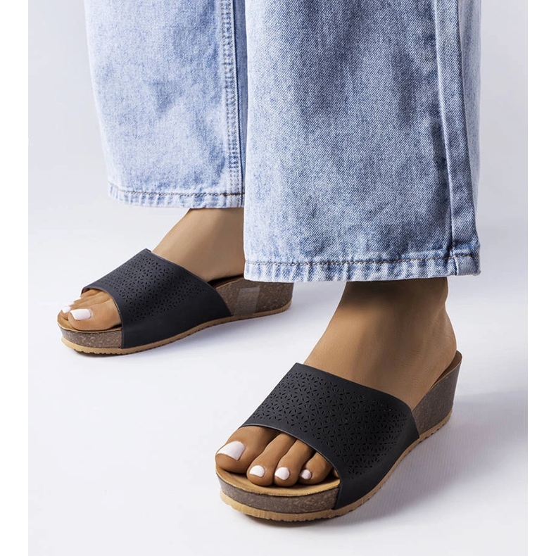 Sliders de cunha vazados pretos de Bourque 1