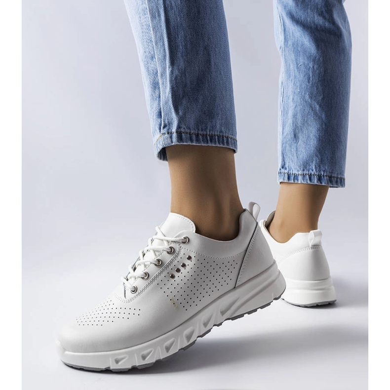 Evento Sapato branco Brodeur em couro vazado 1