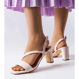 Sandália Beaulac de couro envernizado bege 1