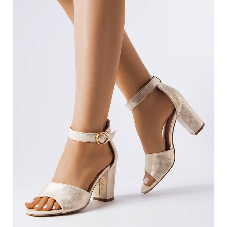 Sandálias douradas no post dourado 1 Sandálias douradas no post dourado 1