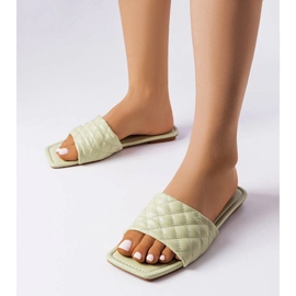 Chinelos elegantes verdes com acolchoado da Labrie 1