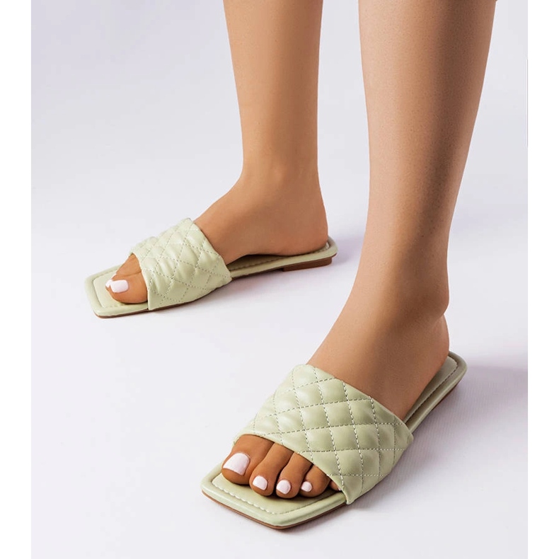 Chinelos elegantes verdes com acolchoado da Labrie 1 Chinelos elegantes verdes com acolchoado da Labrie 1
