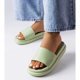 Chinelos verdes na plataforma Paquette 1